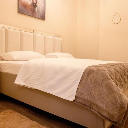 4Elements Apartments - One Br Apartments On Republic Square Erevan Esterno foto