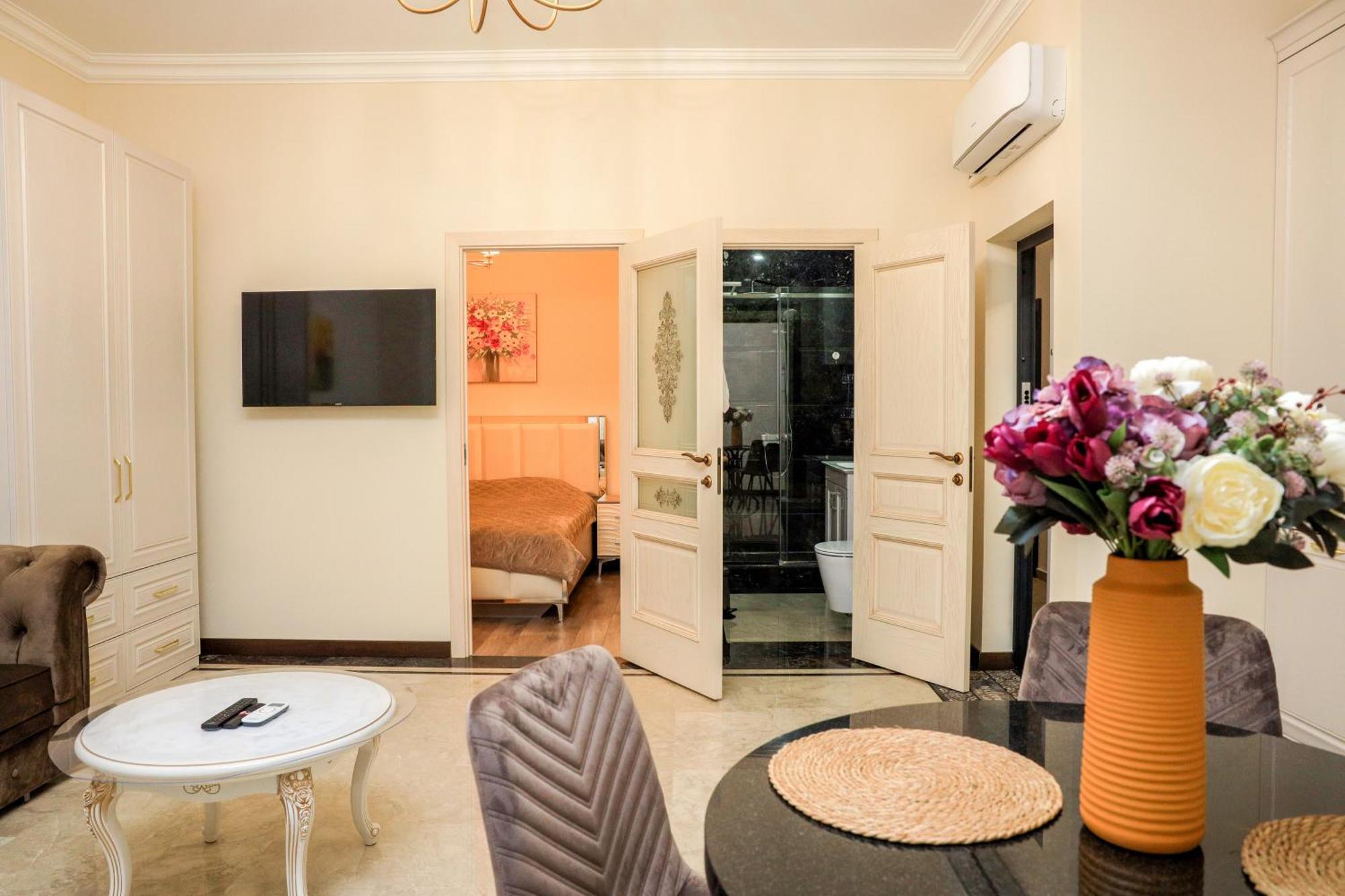 4Elements Apartments - One Br Apartments On Republic Square Erevan Esterno foto