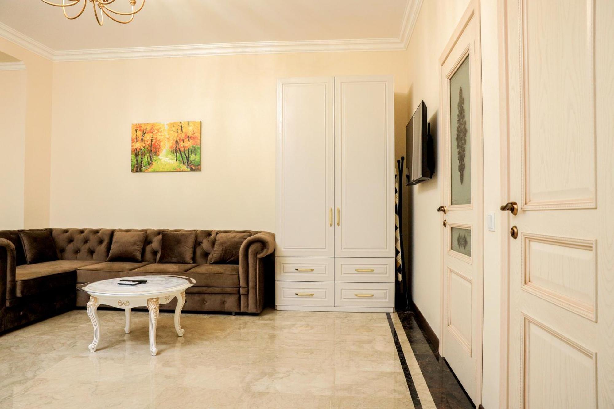 4Elements Apartments - One Br Apartments On Republic Square Erevan Esterno foto