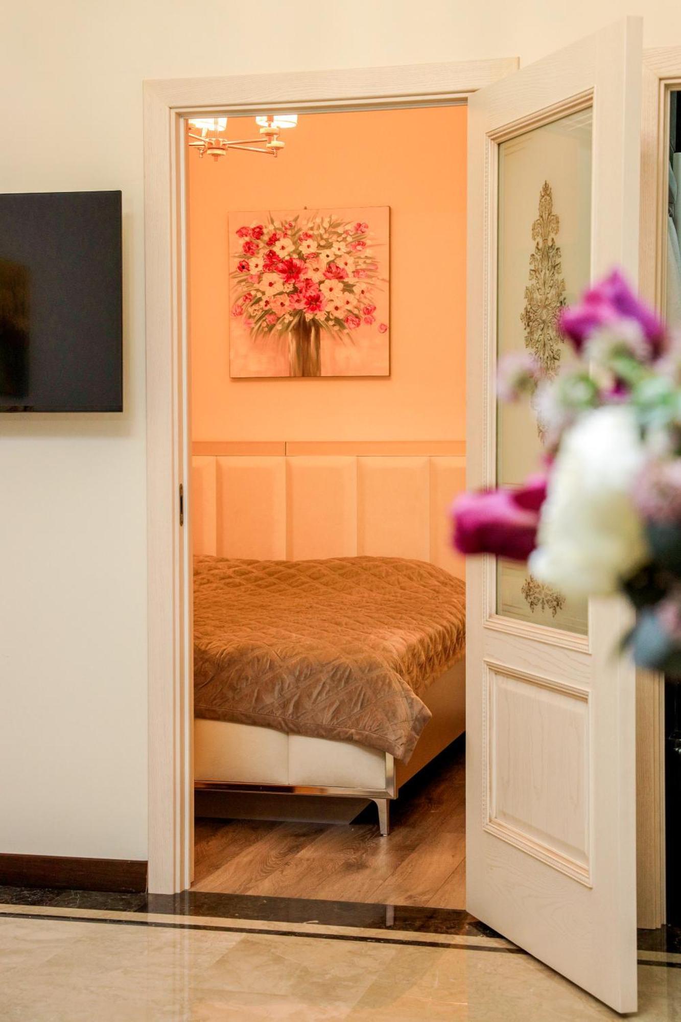 4Elements Apartments - One Br Apartments On Republic Square Erevan Esterno foto