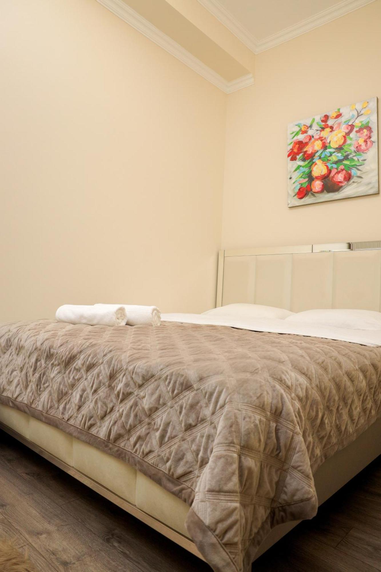 4Elements Apartments - One Br Apartments On Republic Square Erevan Esterno foto
