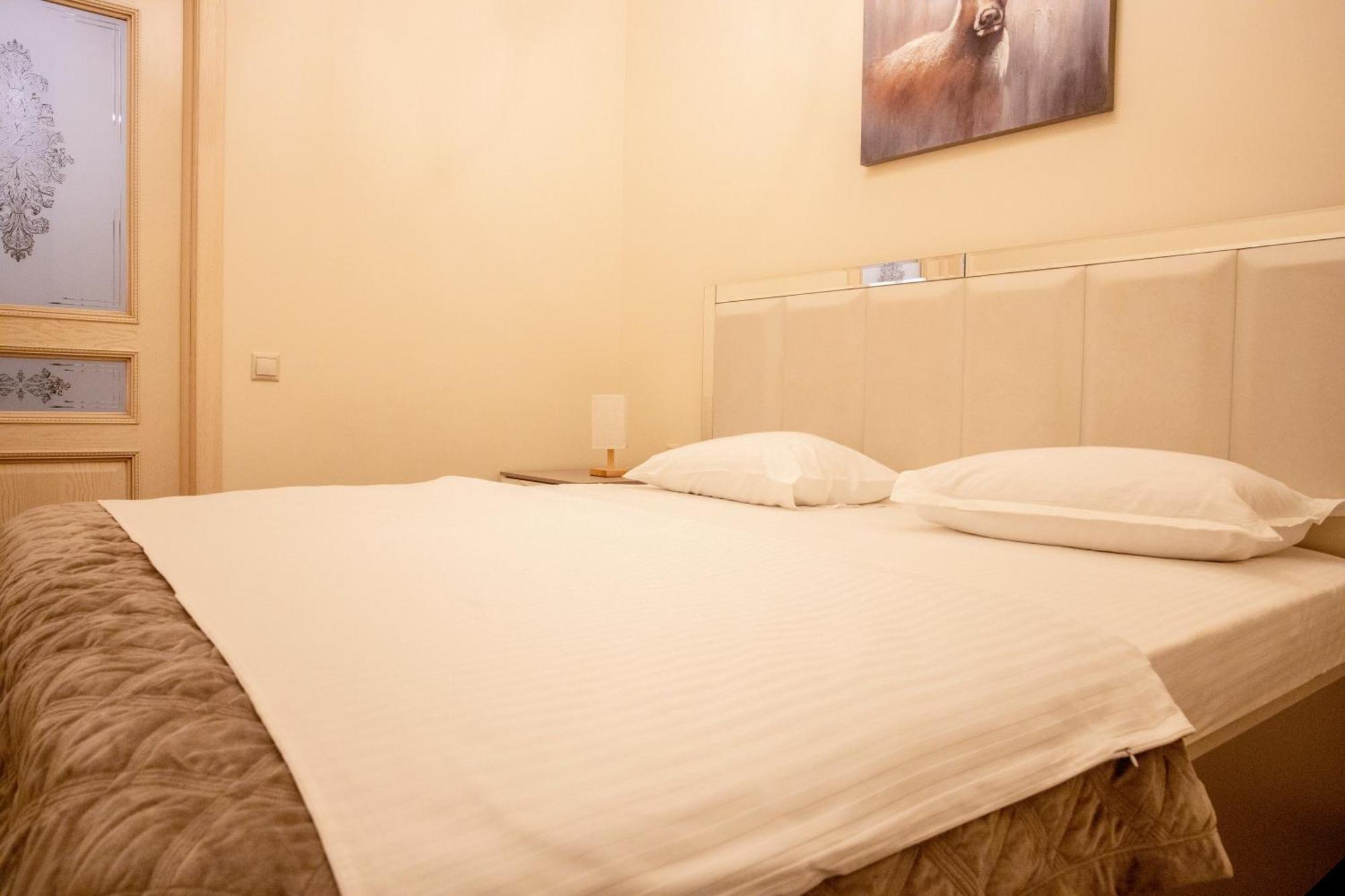4Elements Apartments - One Br Apartments On Republic Square Erevan Esterno foto