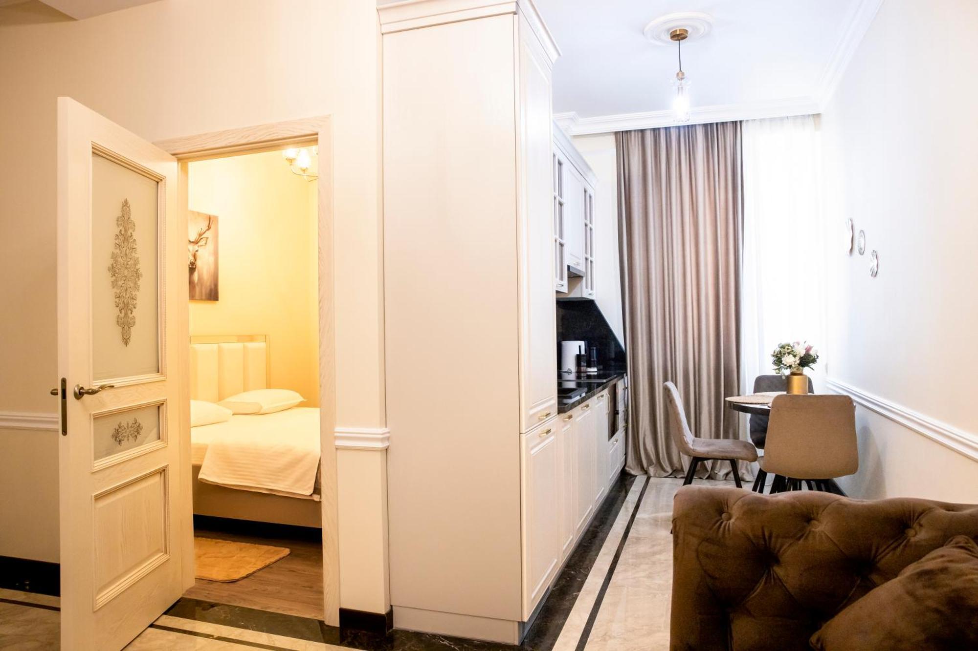 4Elements Apartments - One Br Apartments On Republic Square Erevan Esterno foto
