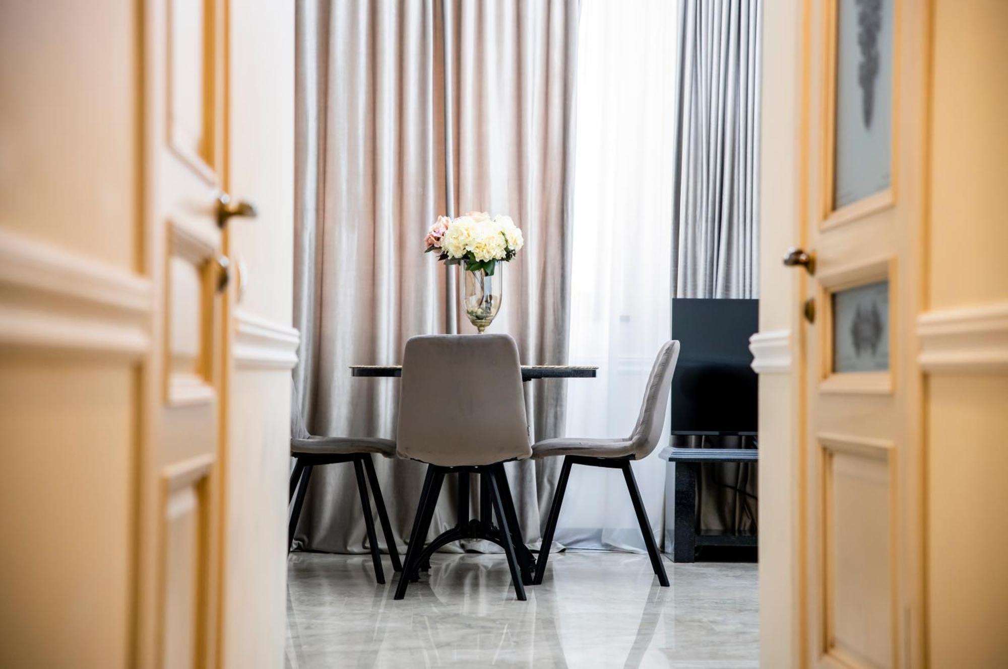 4Elements Apartments - One Br Apartments On Republic Square Erevan Esterno foto