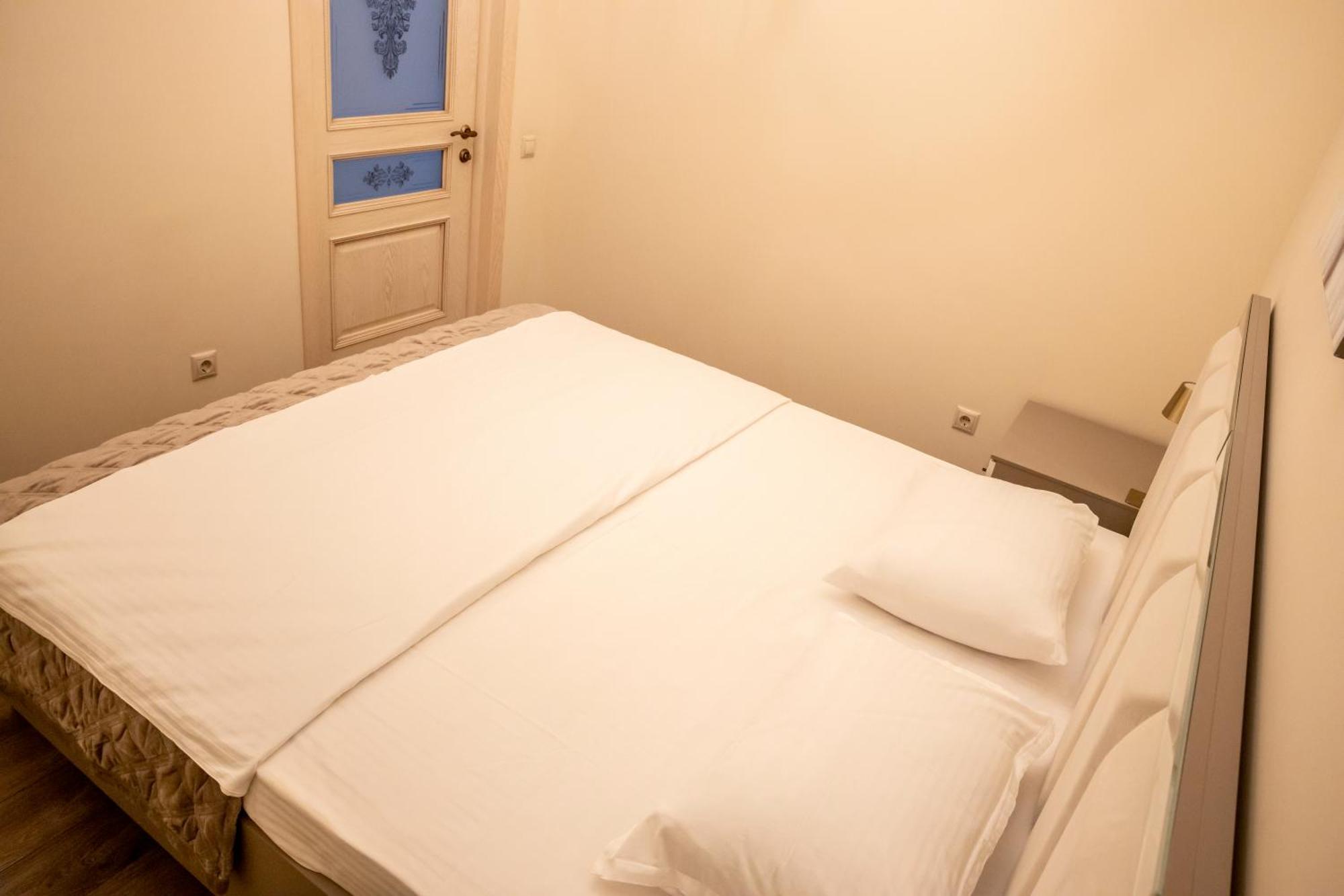 4Elements Apartments - One Br Apartments On Republic Square Erevan Esterno foto