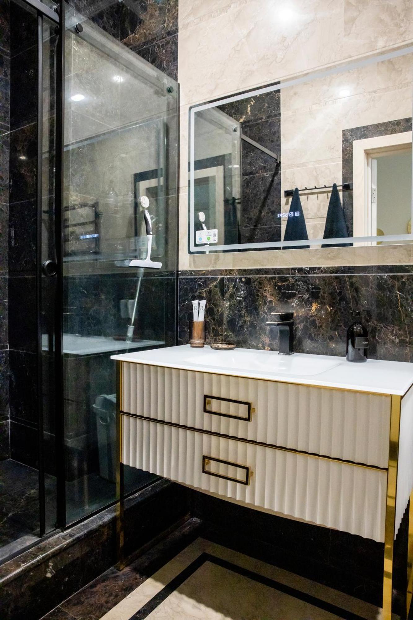 4Elements Apartments - One Br Apartments On Republic Square Erevan Esterno foto